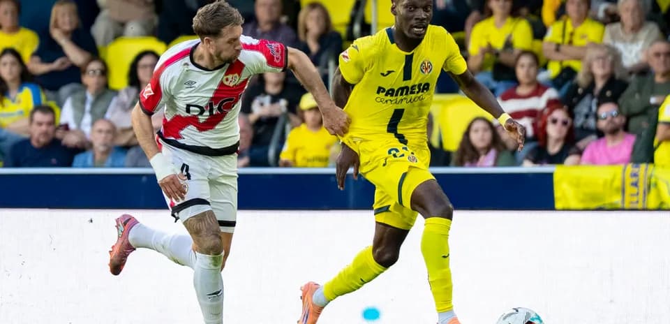 Rayo Vallecano player challenging Villarreal player