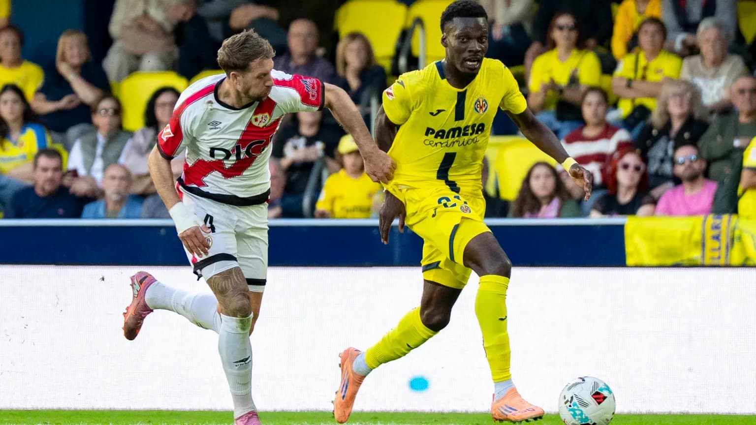 Rayo Vallecano player challenging Villarreal player