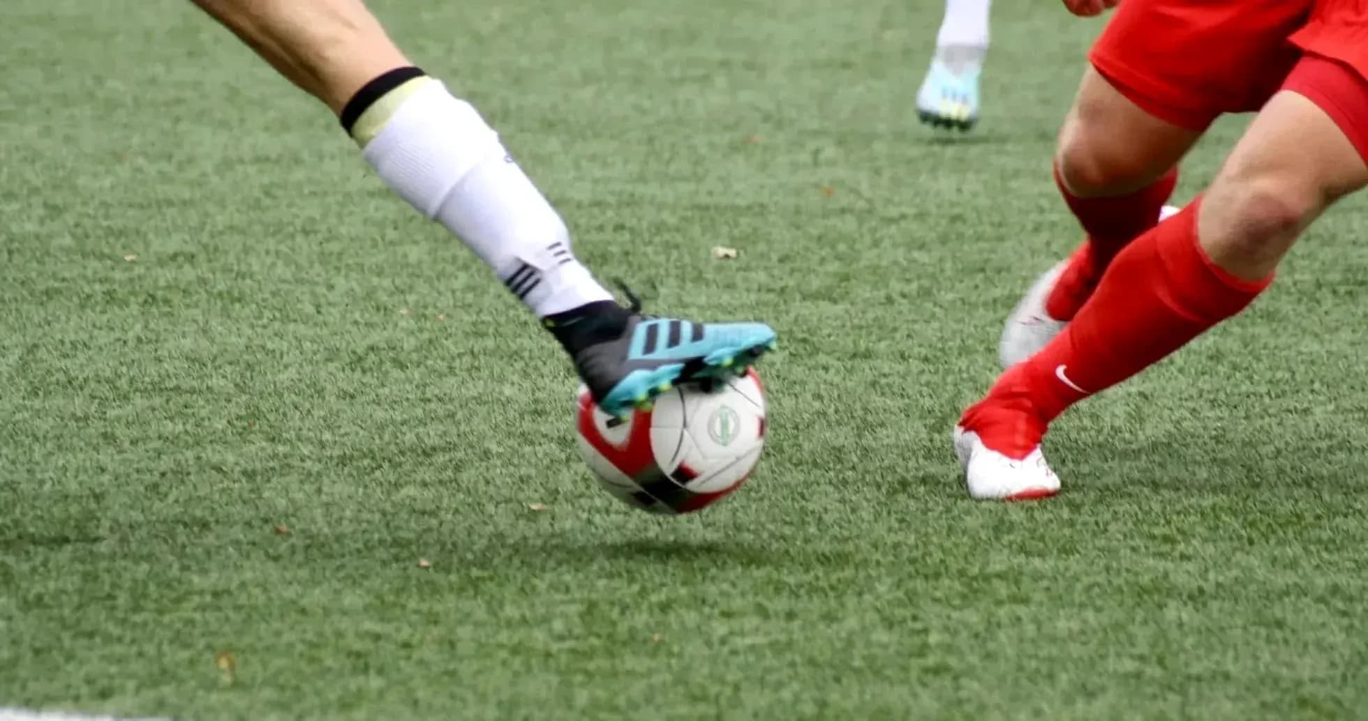 Players competing for the ball in WK-League match