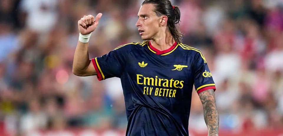 Player gesturing during match in Arsenal kit