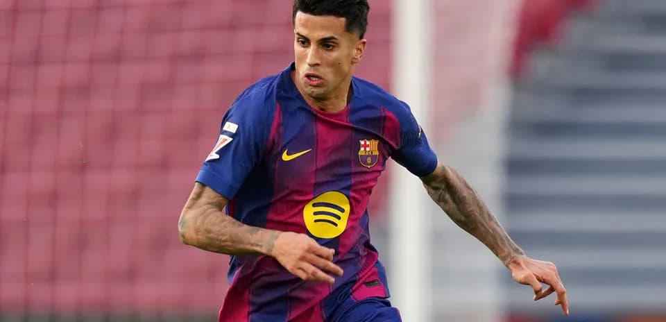 Player in Barcelona kit running on the pitch