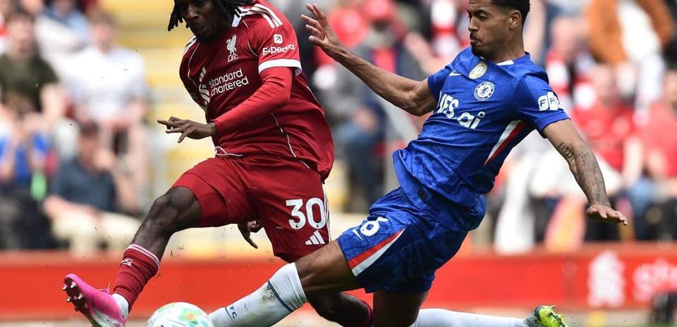 Liverpool and Chelsea players contesting for the ball