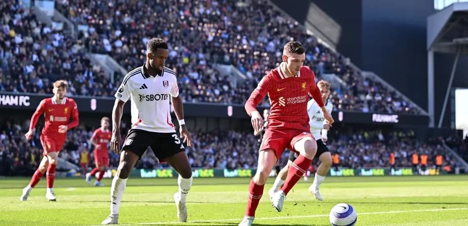 Liverpool player dribbling against Fulham defender