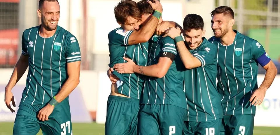 Levadiakos players celebrating a goal