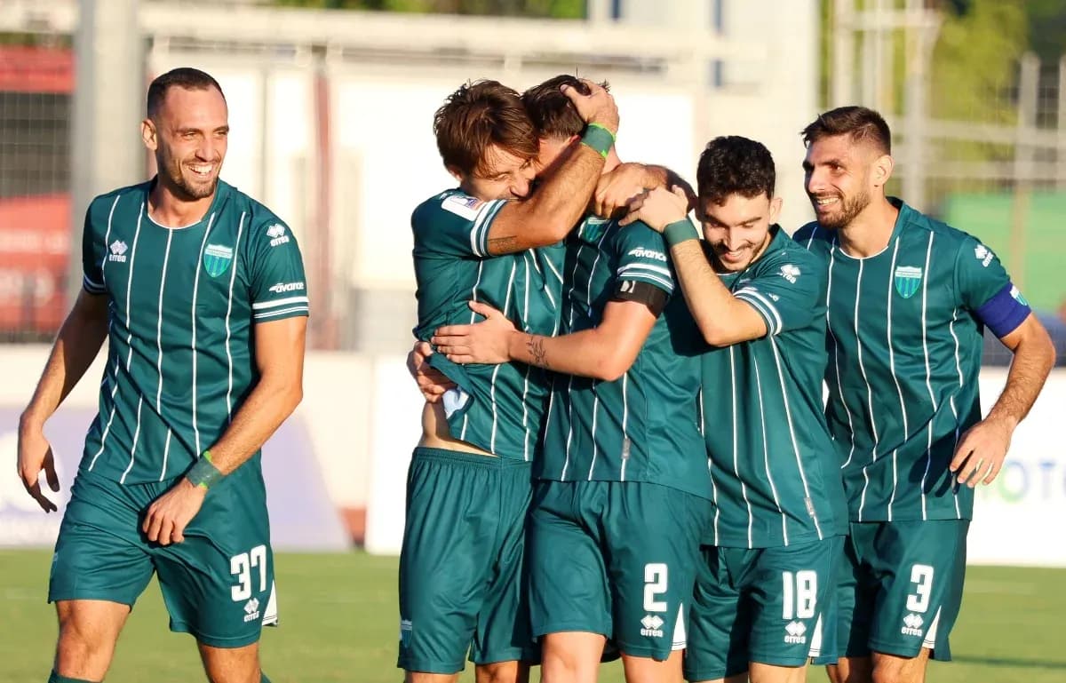 Levadiakos players celebrating a goal