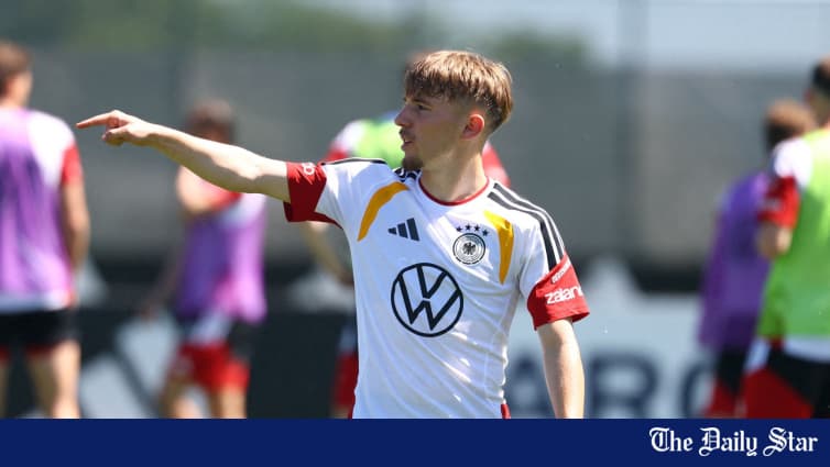 Player directing during Germany training session