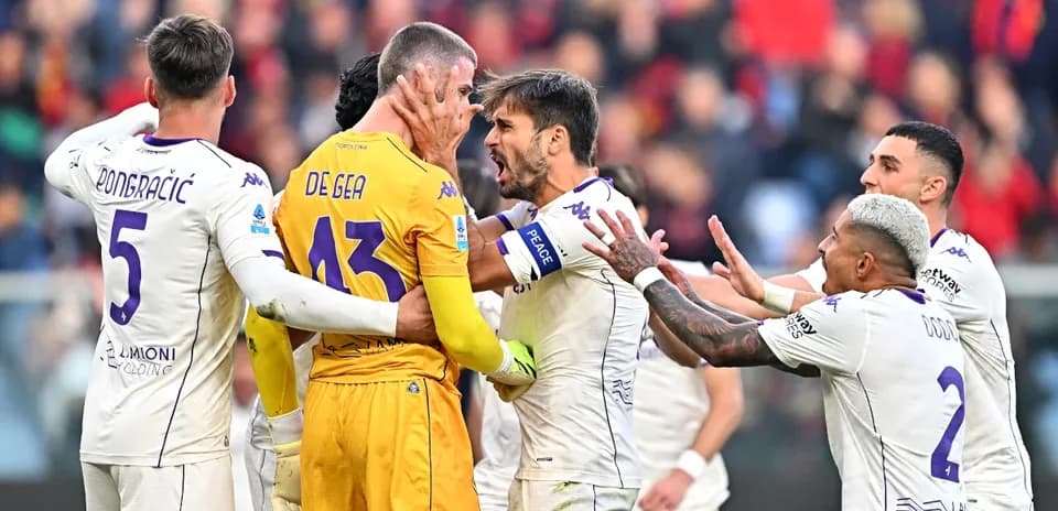 Fiorentina players celebrating with De Gea