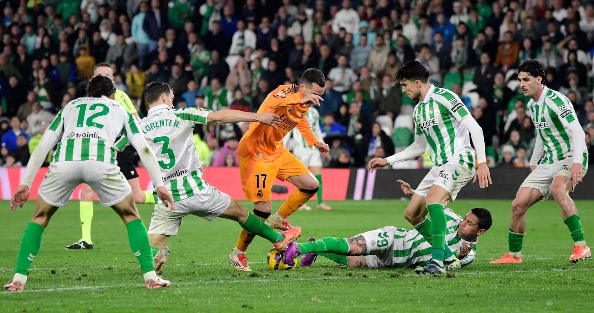 Players contesting a loose ball during match