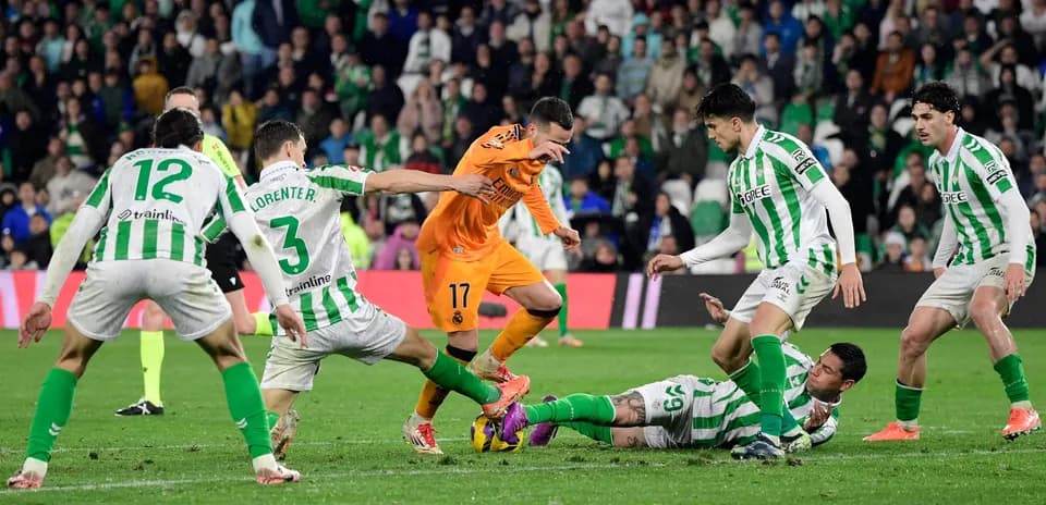 Players contesting a loose ball during match