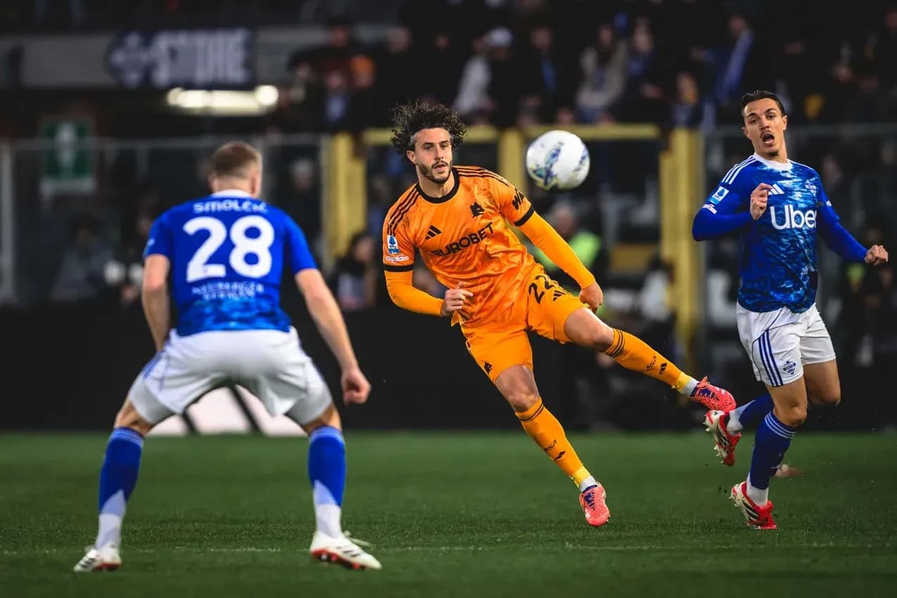Goalkeeper in action during Como vs AS Roma match