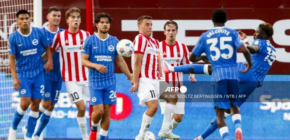 Players from Brighton and Brentford in action during match