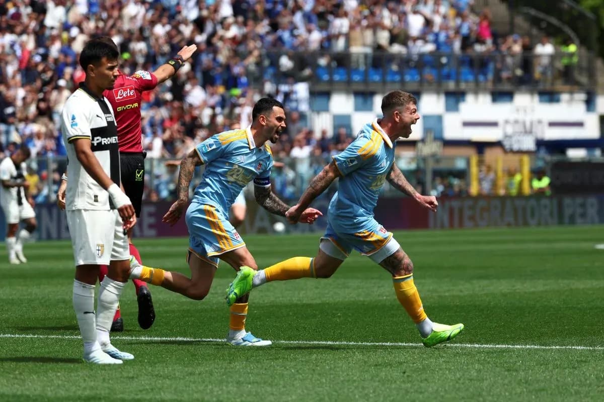 Players celebrating a goal during Como vs Parma