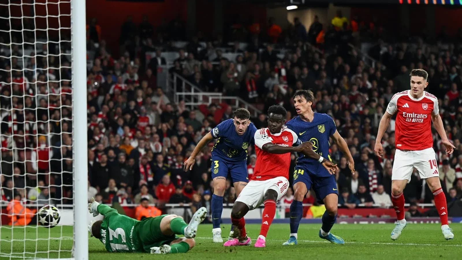 Arsenal player attempting to score against goalkeeper