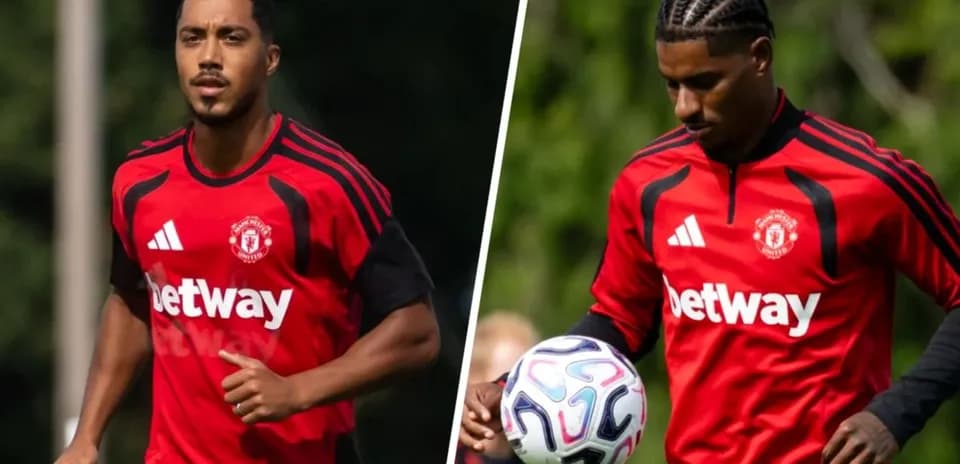 Two Manchester United players in training kits