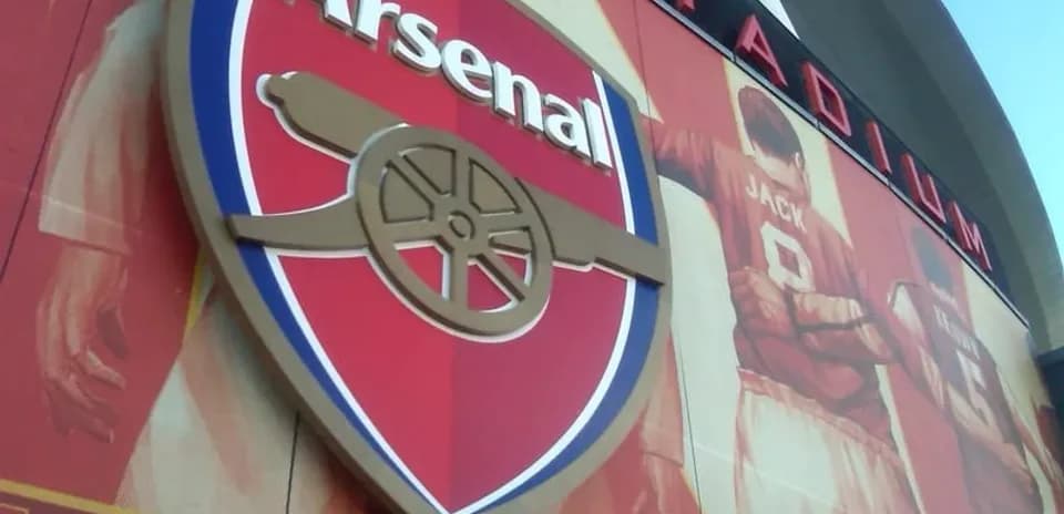 Arsenal logo displayed on stadium exterior