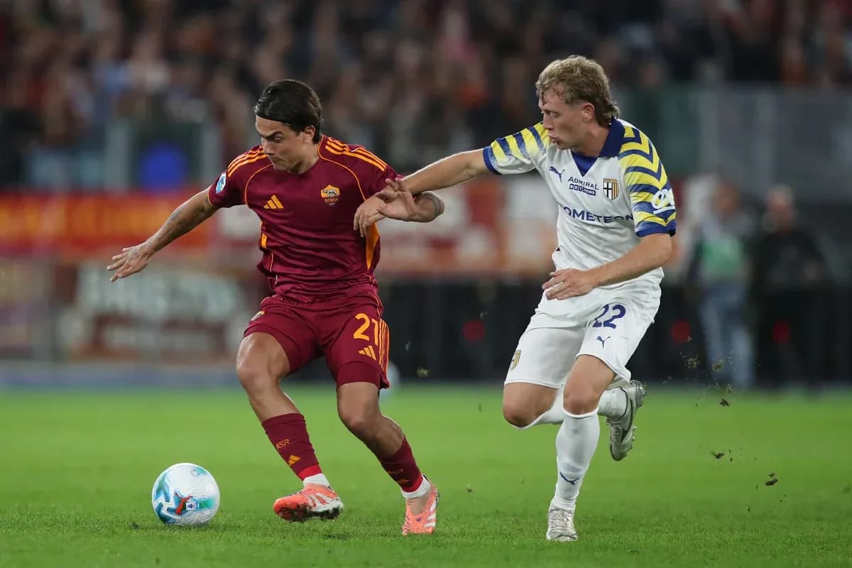 AS Roma player dribbling against Parma defender