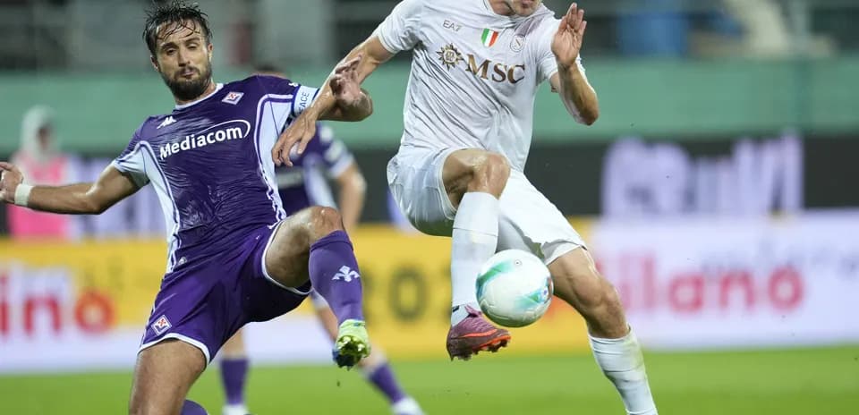 Fiorentina player tackling Napoli opponent