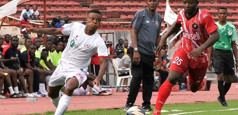 Enugu Rangers player dribbling against Abia Warriors