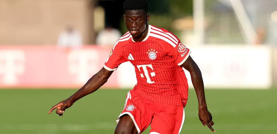 Player in Bayern Munich kit running on the pitch