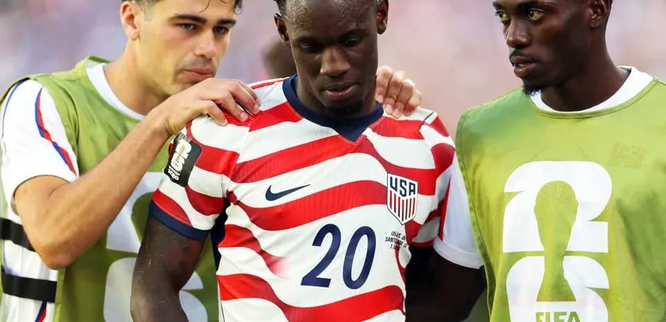 USA players supporting teammate during match