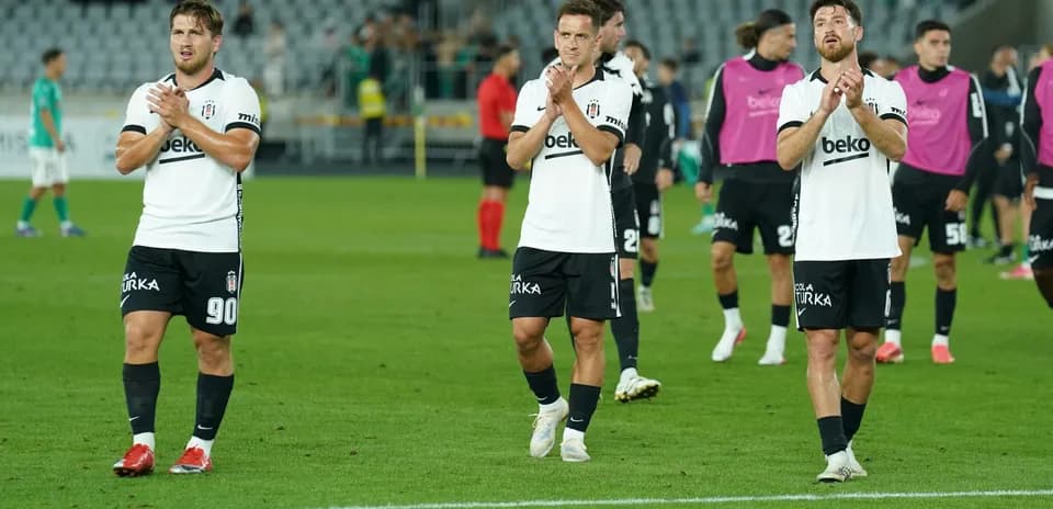 Beşiktaş players applauding fans after the match