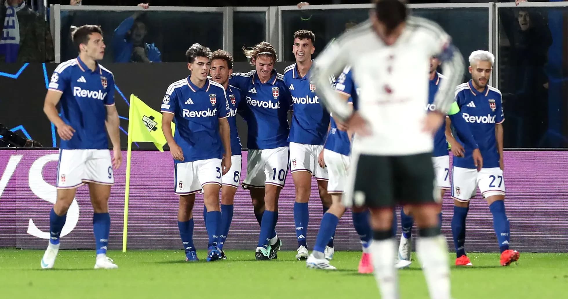 Como players celebrating a goal during match