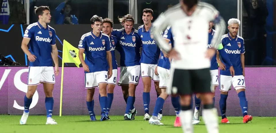 Como players celebrating a goal during match