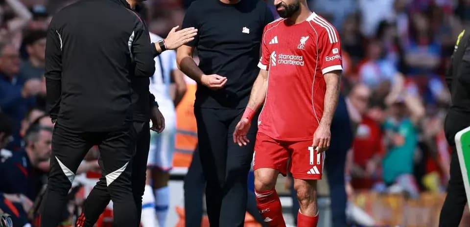 Mohamed Salah leaving the field with team staff