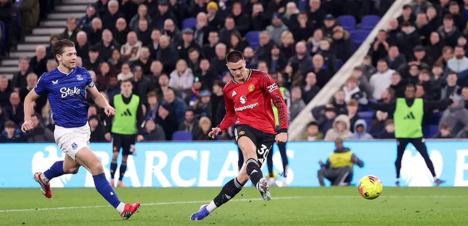 Everton player tackles Manchester United forward