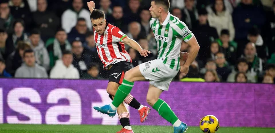 Athletic Club player dribbling past Real Betis defender