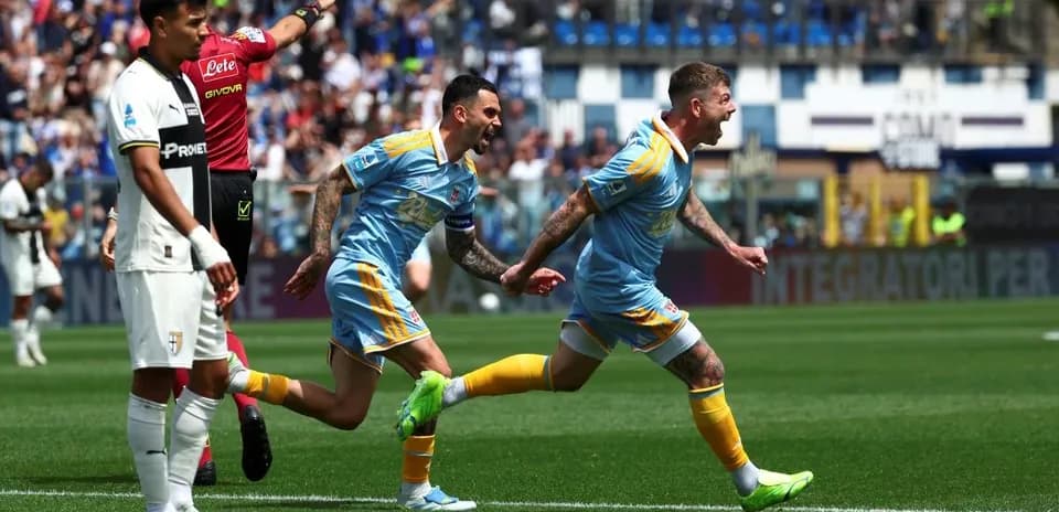 Como players celebrating a goal during match