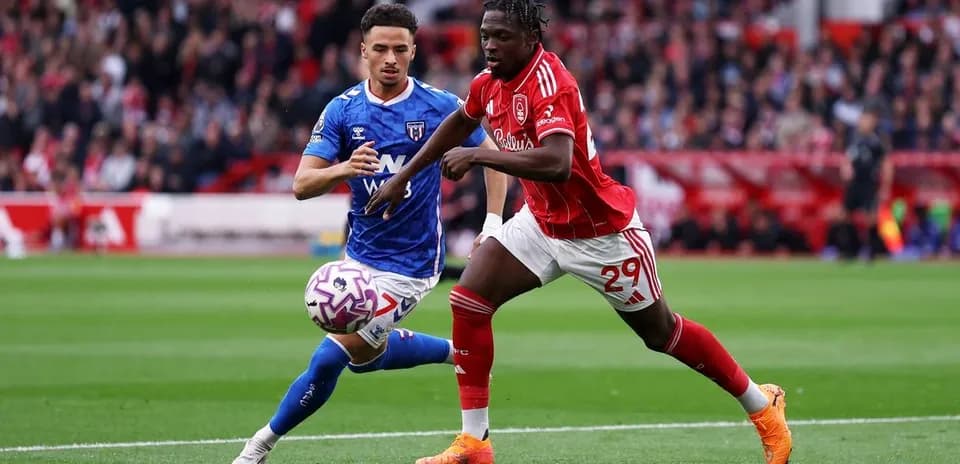 Players competing for the ball in Premier League match