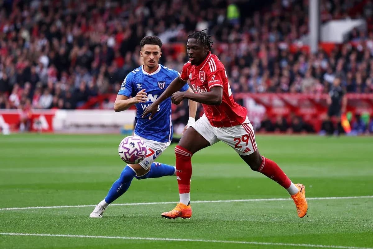 Players competing for the ball in Premier League match