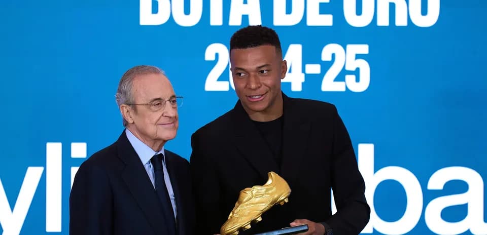 Kylian Mbappé receiving Golden Boot award from official
