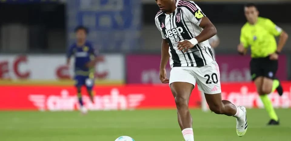 Player in Juventus kit dribbling ball on pitch