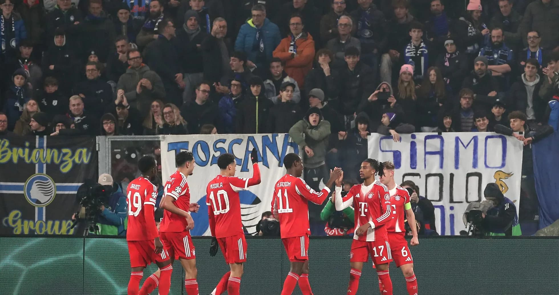 Bayern München players celebrating during match