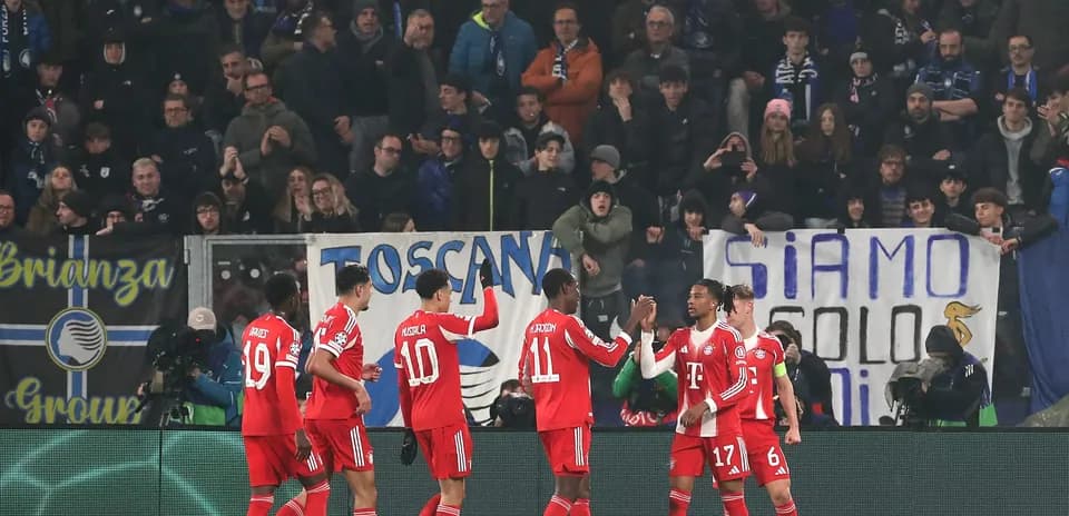 Bayern München players celebrating during match