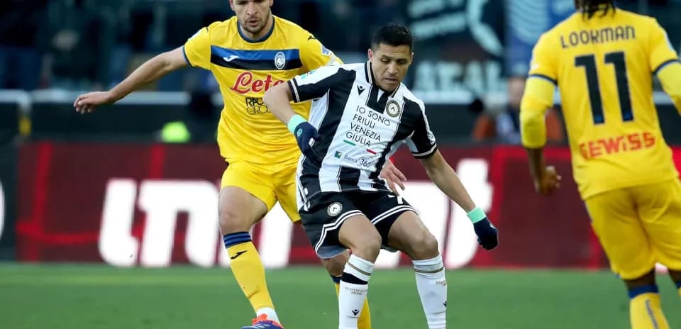 Atalanta player challenging Udinese player for the ball