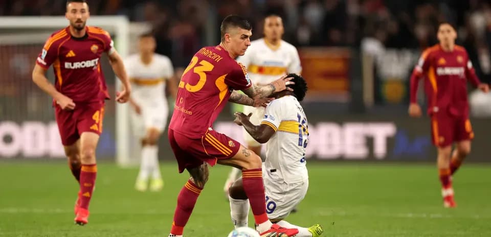 AS Roma player challenges Lecce opponent during match