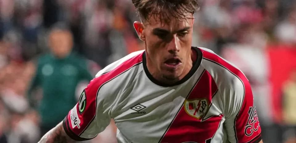 Player in Rayo Vallecano kit running on field