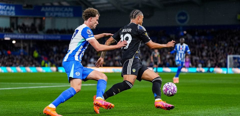 Player from Leeds attempting to evade Brighton tackle