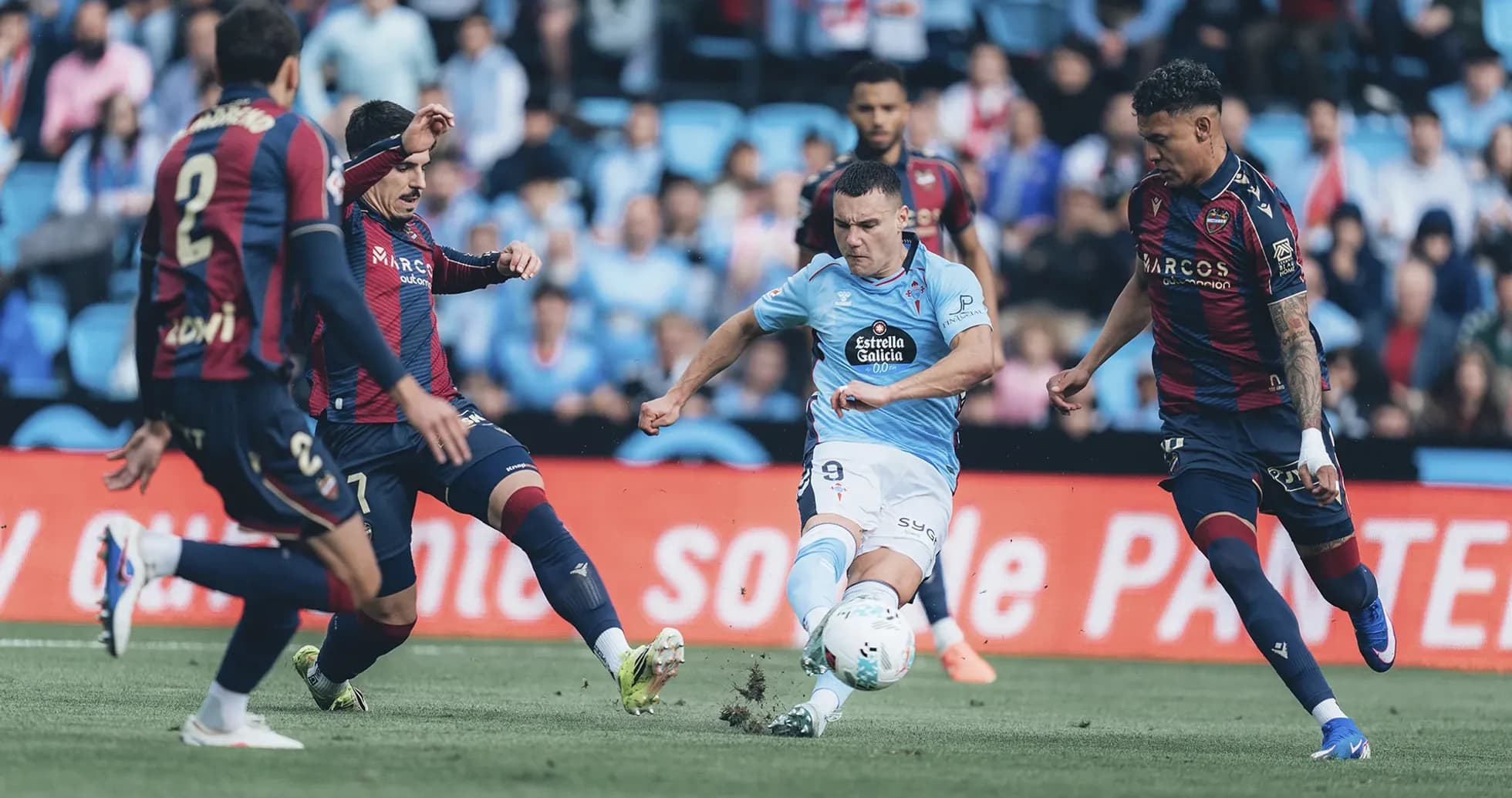 Celta Vigo player dribbling against Levante defenders