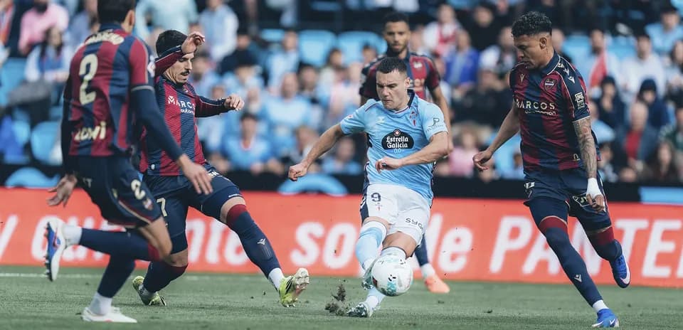 Celta Vigo player dribbling against Levante defenders