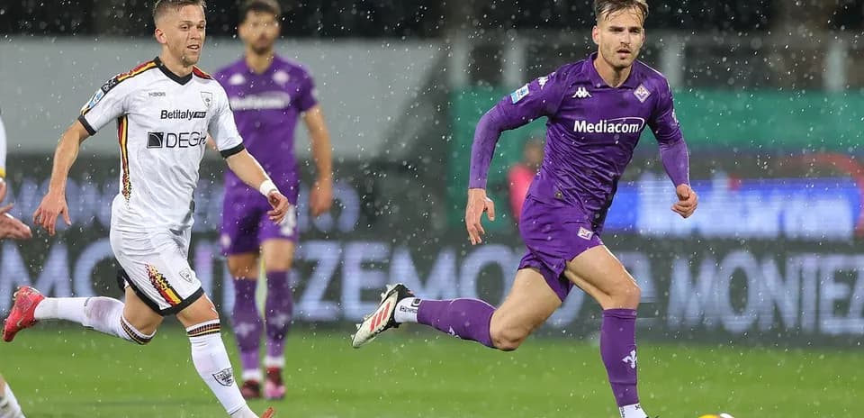 Lecce player chasing Fiorentina player during match