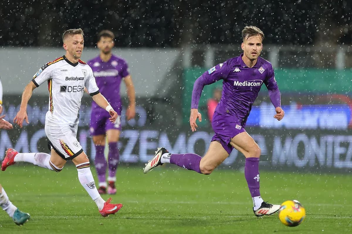 Lecce player chasing Fiorentina player during match