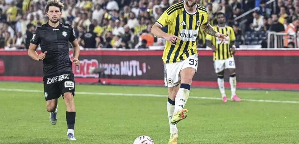 Fenerbahçe player dribbling against Sturm Graz