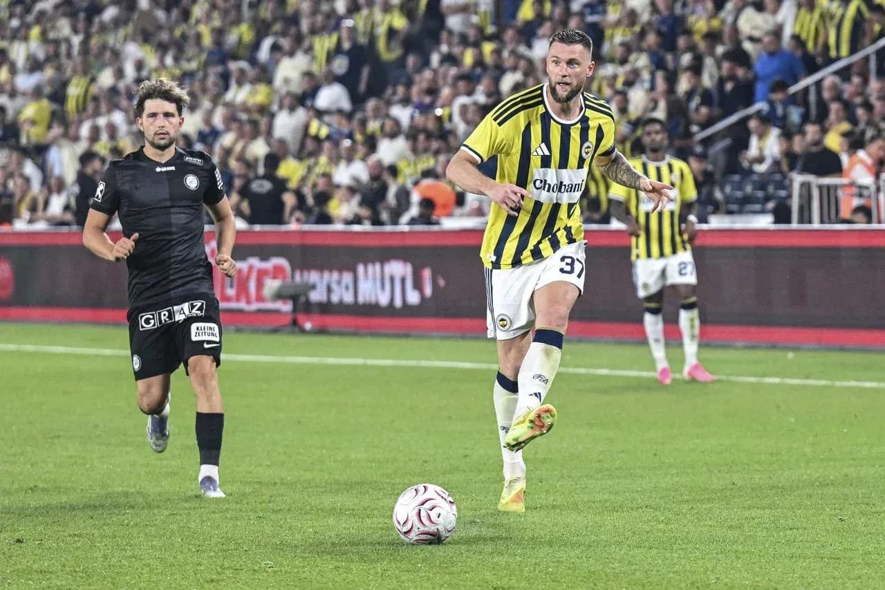 Fenerbahçe player dribbling against Sturm Graz