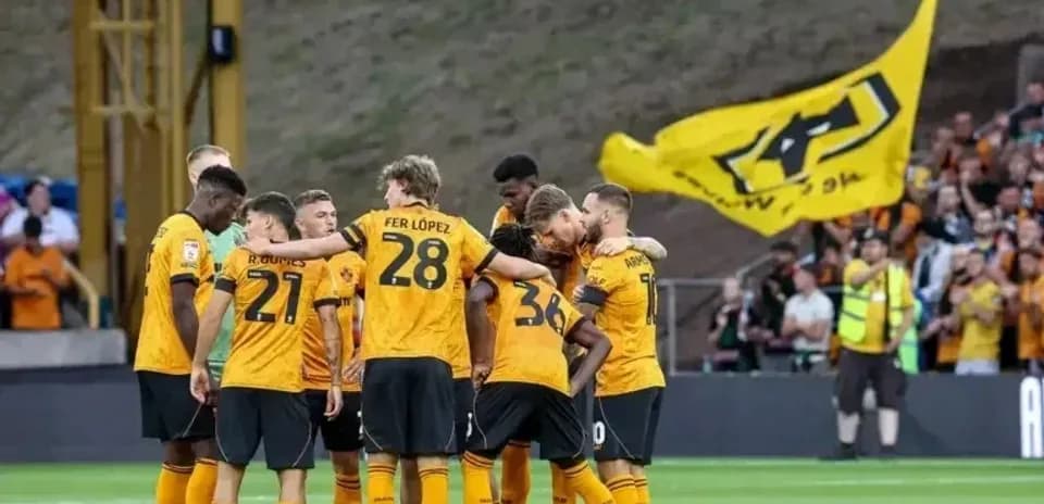 Wolverhampton Wanderers players huddled before match