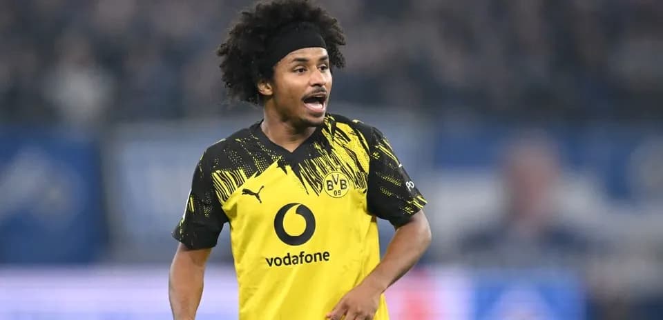 Player in Borussia Dortmund jersey during match