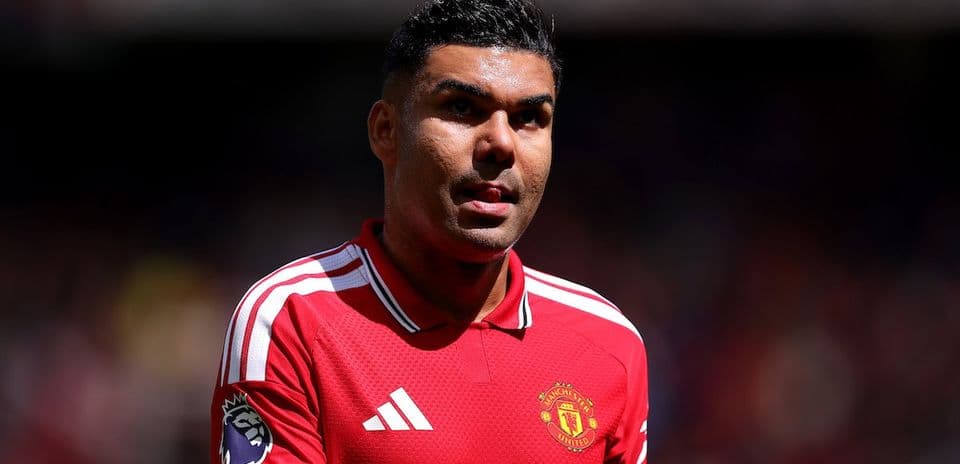 Player in Manchester United kit on field